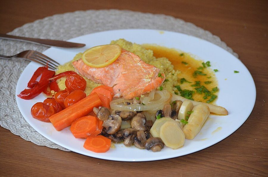 Лосось, запечений з овочами