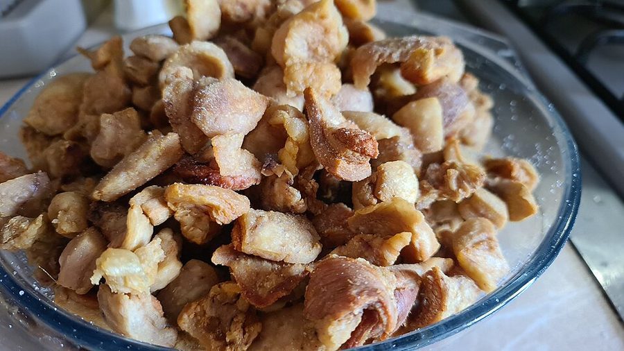Шкварки з цибулею